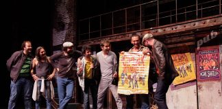 Parasız Kaldılar, Soyunuyorlar