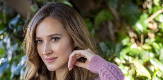 Oya Unustası – Değişimin Getirdiği Gri Rengi Artık Kabul Ediyorum